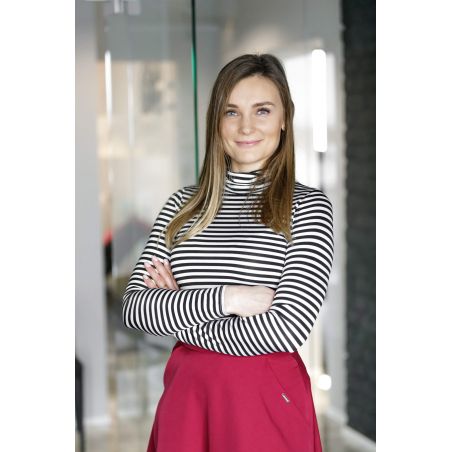 Klasyczny damski golf Lia w czarne paseczki i z szyją turtle neck