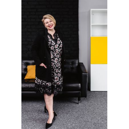 Lekka sukienka w kwiaty z romantyczną czarną koronką