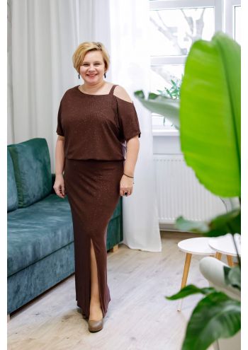 Czekoladowa sukienka wieczorowa - elegancja dla dojrzałej Pani