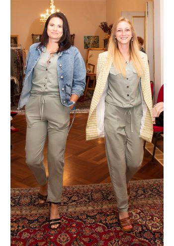 Oliwkowy kombinezon z krótkim rękawem, ściągany w pasie