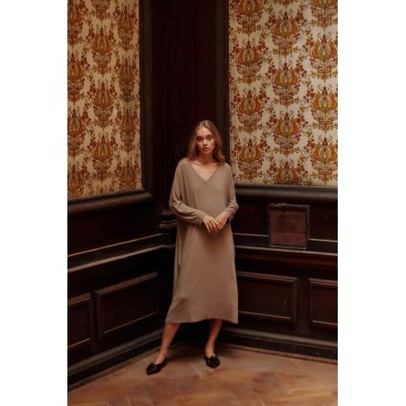Libra beż - oversize'owa sukienka z miękkiej dzianiny z dekoltem w serek