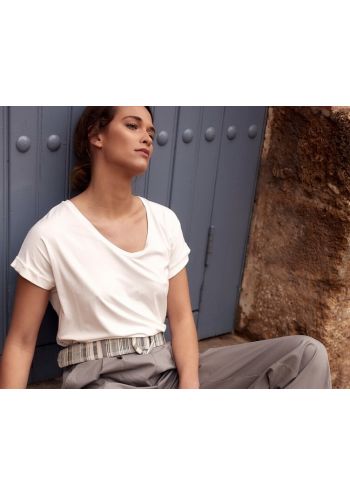 Lekko lejący, bambusowy T-shirt ecru TOVA, z podwiniętymi rękawkami